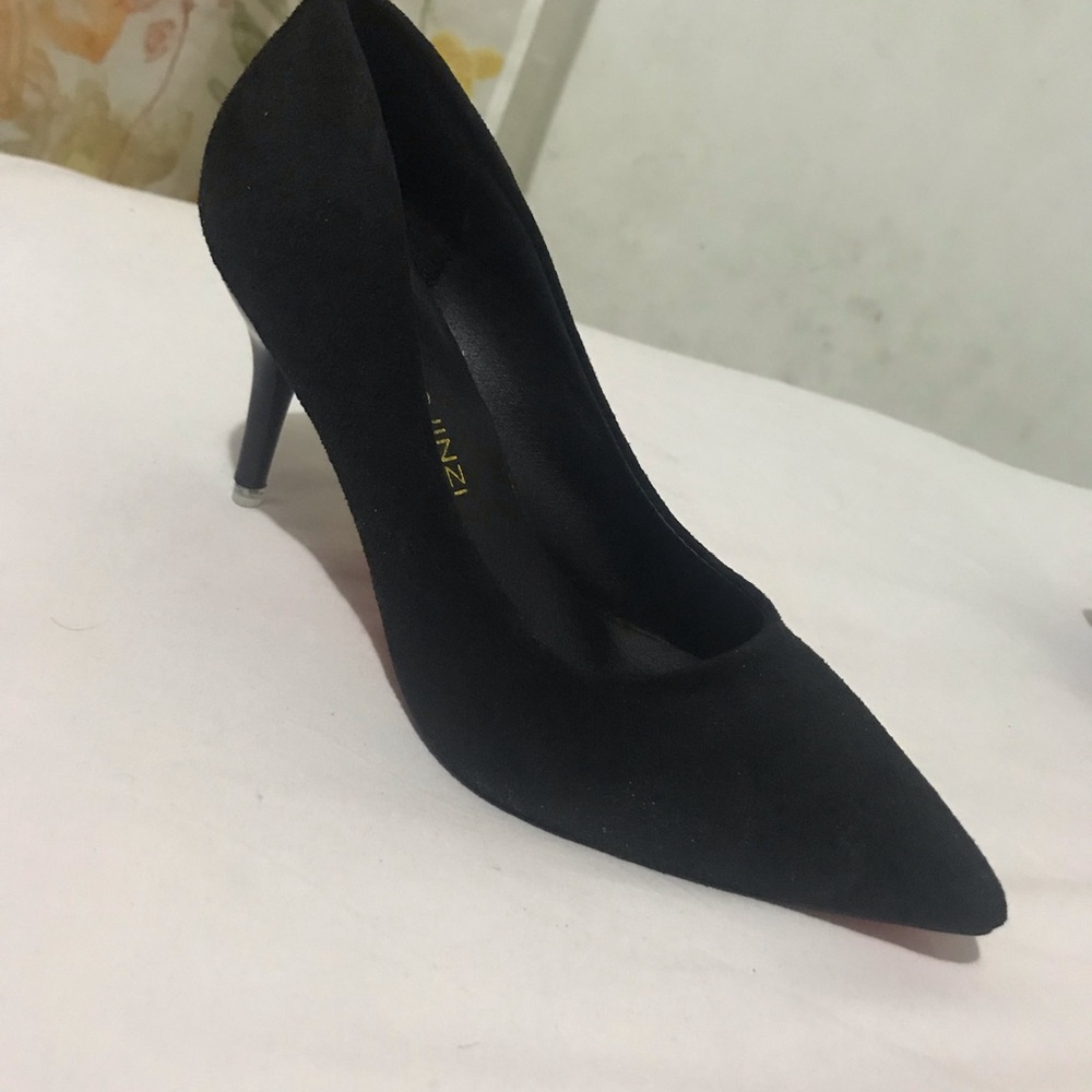Black heels / red bottom